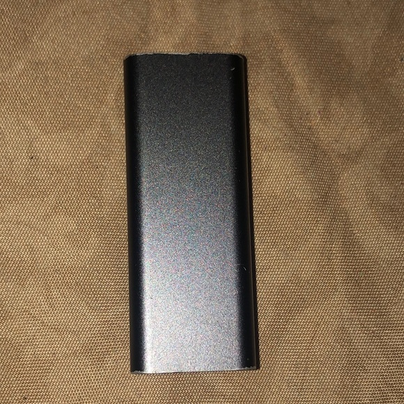 I-pod shuffle with usb charger cord - Picture 3 of 7